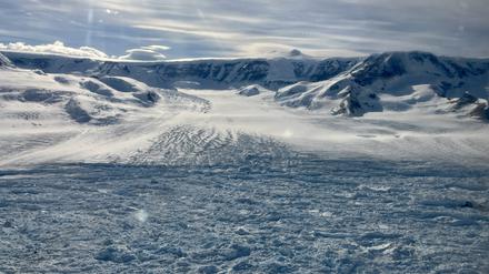 Der Hektoria-Gletscher verlor Ende des Jahres 2022 riesige Eismengen und entlässt bis heute Eisberge ins Meer.