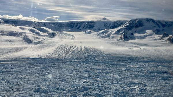 Der Hektoria-Gletscher verlor Ende des Jahres 2022 riesige Eismengen und entlässt bis heute Eisberge ins Meer.