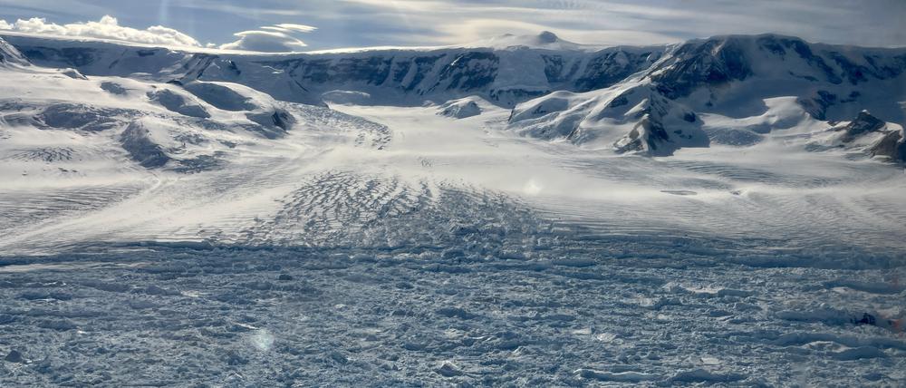 Der Hektoria-Gletscher verlor Ende des Jahres 2022 riesige Eismengen und entlässt bis heute Eisberge ins Meer.