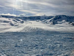 Der Hektoria-Gletscher verlor Ende des Jahres 2022 riesige Eismengen und entlässt bis heute Eisberge ins Meer.