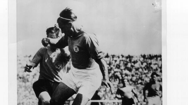 Der VfR Mannheim (vorn Jakob Müller) gewann 1949 das Endspiel 3:2 nach Verlängerung gegen Borussia Dortmund (hier Max Michallek).