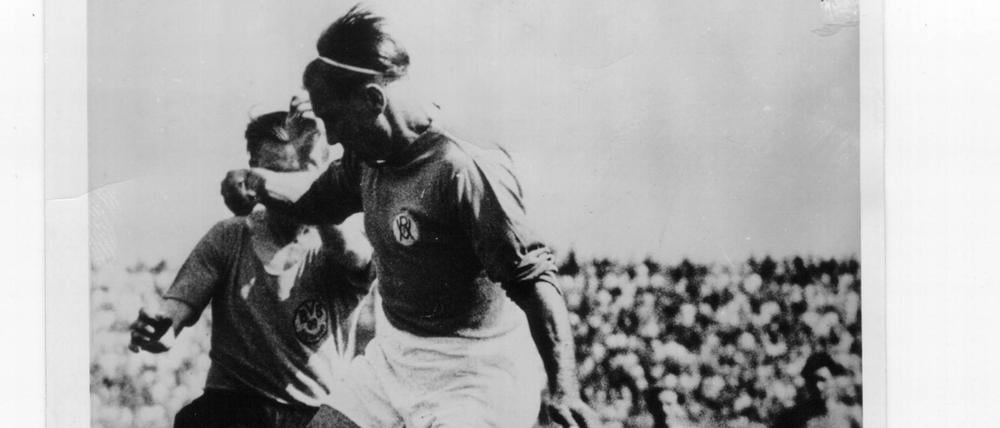 Der VfR Mannheim (vorn Jakob Müller) gewann 1949 das Endspiel 3:2 nach Verlängerung gegen Borussia Dortmund (hier Max Michallek).