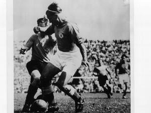 Der VfR Mannheim (vorn Jakob Müller) gewann 1949 das Endspiel 3:2 nach Verlängerung gegen Borussia Dortmund (hier Max Michallek).