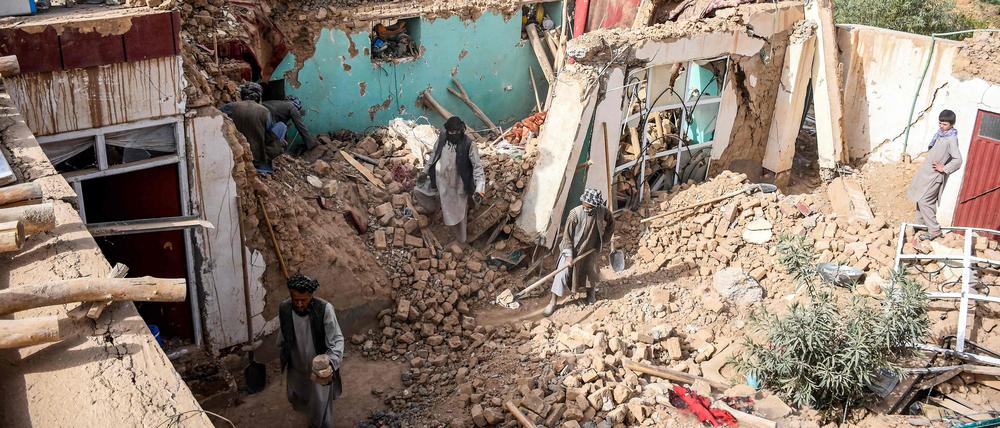 Überlebende des Erdbebens in Afghanistan durchsuchen am 3. November 2025 die Trümmer eines zerstörten Hauses in einem Dorf in Tashqurghan im Bezirk Khulm in der Provinz Samangan.