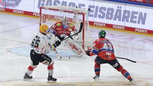 Die Eisbären (rote Trikots) haben gegen Bremerhaven verloren.   