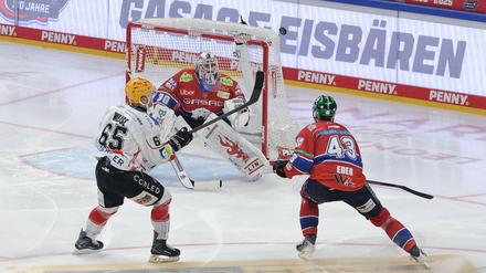 Die Eisbären (rote Trikots) haben gegen Bremerhaven verloren.   