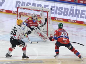 Die Eisbären (rote Trikots) haben gegen Bremerhaven verloren.   