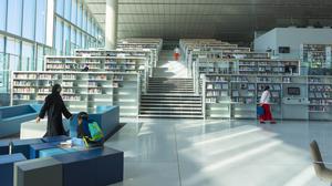 Innenansicht der Nationalbibliothek von Katar in Doha, entworfen vom niederländischen Architekten Rem Koolhaas, aufgenommen am 23. November 2019.