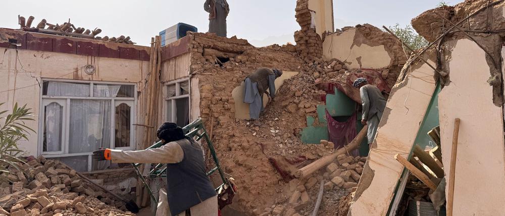 Bei dem Erdbeben in Afghanistan gab es viele Tote.