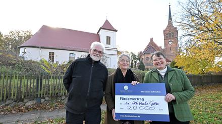 Johannes Gräbner vom Kirchenbauverein Golm, Bettina von Finck vom DSD und Hanna Löhmannsröben vom Gemeindekirchenrat Golm.