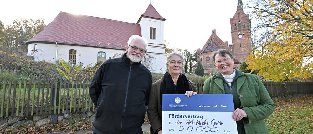 Johannes Gräbner vom Kirchenbauverein Golm, Bettina von Finck vom DSD und Hanna Löhmannsröben vom Gemeindekirchenrat Golm.
