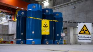 Zwischenlagerung von Atommüll aus dem Kraftwerk in Ahaus in einem Lagerhaus.