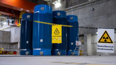Zwischenlagerung von Atommüll aus dem Kraftwerk in Ahaus in einem Lagerhaus.