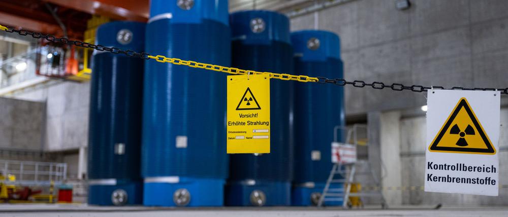 Zwischenlagerung von Atommüll aus dem Kraftwerk in Ahaus in einem Lagerhaus.