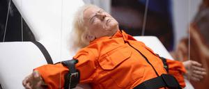 Eine Skulptur des britischen Künstlers Mason Storm zeigt den US-Präsidenten Donald Trump in Häftlingskleidung an einem Kreuz.