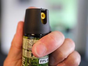 Die Angreifer benutzten Reizgas gegen den jungen Mann.