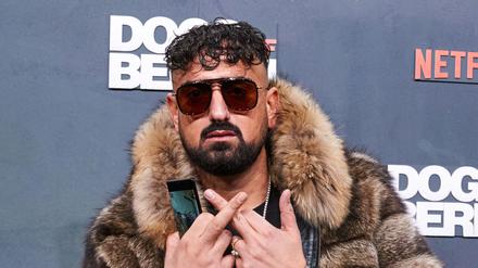 Der Rapper Haftbefehl bei der Premiere des Filmes «Dogs of Berlin» im Berliner Kino International (Archivbild).