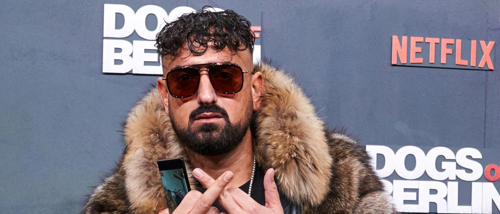 Der Rapper Haftbefehl bei der Premiere des Filmes «Dogs of Berlin» im Berliner Kino International (Archivbild).