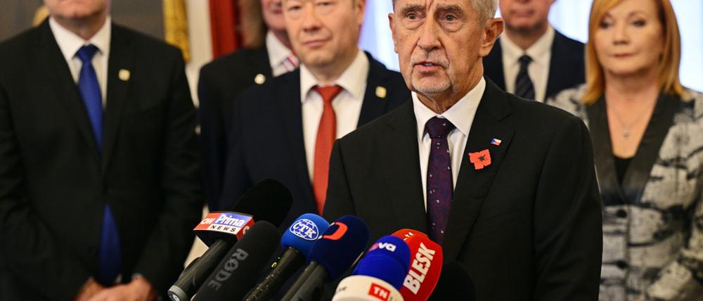 Andrej Babis (vorne), tschechischer Milliardär und Gründer der Partei ANO, hat in Prag einen Koalitionsvertrag mit den Vorsitzenden der ultrarechten Freiheit und direkte Demokratie (SPD) und der Autofahrerpartei Motoristen unterzeichnet.