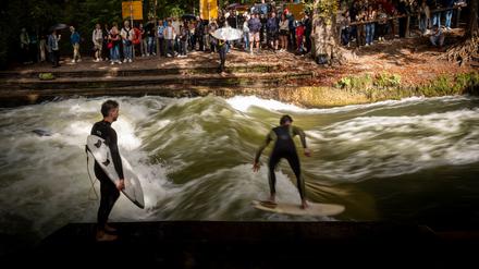 Surfer reiten auf der künstlichen Eisbachwelle im Englischen Garten (Archivbild).