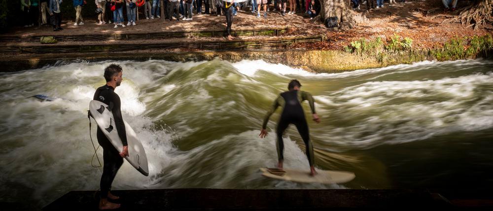 Surfer reiten auf der künstlichen Eisbachwelle im Englischen Garten (Archivbild).