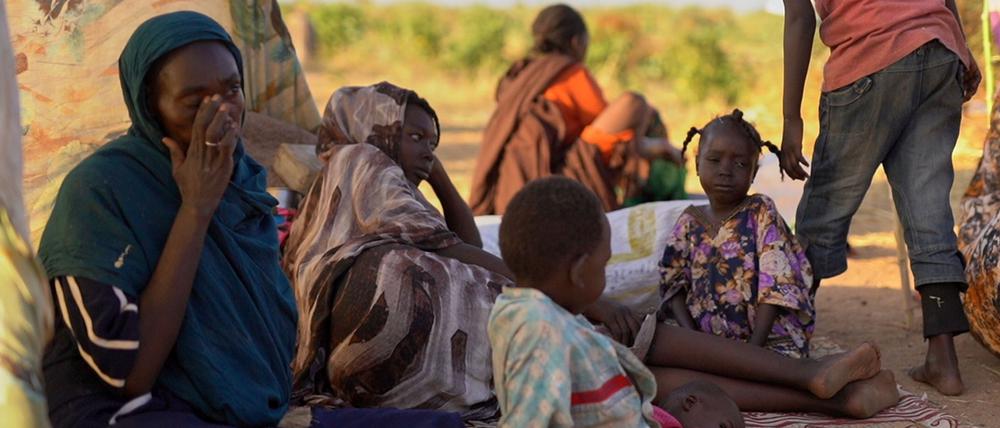 Dieses von UNICEF veröffentlichte Foto zeigt vertriebene Kinder und Familien aus Al-Faschir in einem Flüchtlingslager, in dem sie Zuflucht vor den Kämpfen zwischen Regierungstruppen und der RSF gesucht haben.