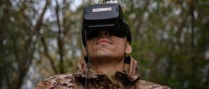 Ein ukrainischer Soldat der Einheit „Schwarzer Flügel“ der 116. Mechanisierten Brigade testet am 8. Oktober 2025 eine FPV-Drohne in der Region Charkiw.