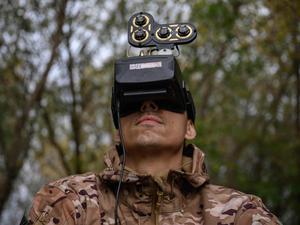 
Ein ukrainischer Soldat der Einheit „Schwarzer Flügel“ der 116. Mechanisierten Brigade testet am 8. Oktober 2025 eine FPV-Drohne in der Region Charkiw. 