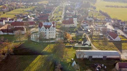 Großkmehlen mit der Kirche St. Georg (r) und dem Schloss Großkmehlen (l) im südbrandenburgischen Landkreis Oberspreewald-Lausitz.