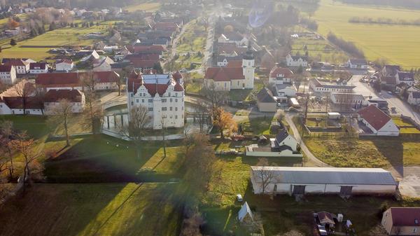 Großkmehlen mit der Kirche St. Georg (r) und dem Schloss Großkmehlen (l) im südbrandenburgischen Landkreis Oberspreewald-Lausitz.