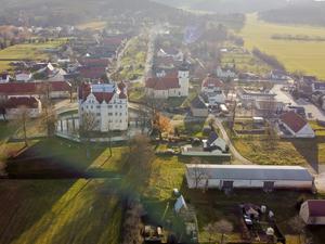 Großkmehlen mit der Kirche St. Georg (r) und dem Schloss Großkmehlen (l) im südbrandenburgischen Landkreis Oberspreewald-Lausitz.