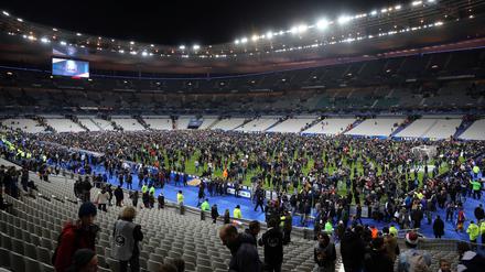 Nach dem Spiel strömten die Fans auf den Rasen des Stadions.