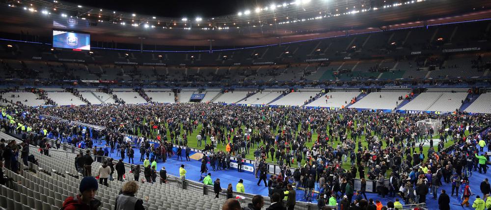 Nach dem Spiel strömten die Fans auf den Rasen des Stadions.