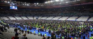 Nach dem Spiel strömten die Fans auf den Rasen des Stadions.