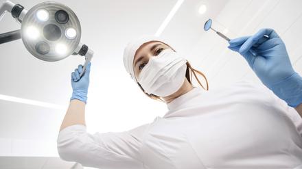 Dieser Blick aus dem Behandlungsstuhl beim Zahnarzt wird immer seltener in Brandenburg. Viele Praxen schließen in den nächsten Jahren. (Symbolbild)