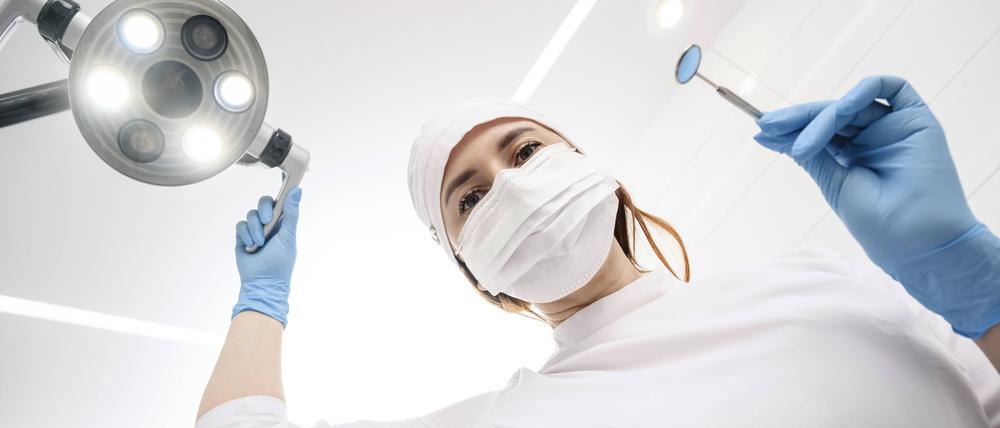 Dieser Blick aus dem Behandlungsstuhl beim Zahnarzt wird immer seltener in Brandenburg. Viele Praxen schließen in den nächsten Jahren. (Symbolbild)