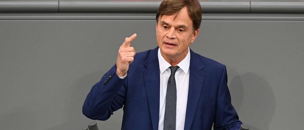 Bernd Baumann, erster parlamentarischer Geschäftsführer der AfD-Bundestagsfraktion, spricht in der Debatte im Bundestag.