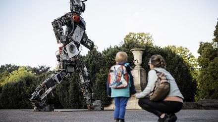 Mit dem Wertgarantie-Komplettschutz gewinnt erstmals ein Versicherungsprodukt den Deutschen Nachhaltigkeitspreis Produkte. Seit Jahren sensibilisiert Wertgarantie darüber hinaus unter dem Motto "Reparieren statt Wegwerfen" u. a. mit dem Wertgiganten für die Elektroschrott-Problematik. // Weiterer Text über ots und www.presseportal.de/nr/127001 / Die Verwendung dieses Bildes für redaktionelle Zwecke ist unter Beachtung aller mitgeteilten Nutzungsbedingungen zulässig und dann auch honorarfrei. Veröffentlichung ausschließlich mit Bildrechte-Hinweis.