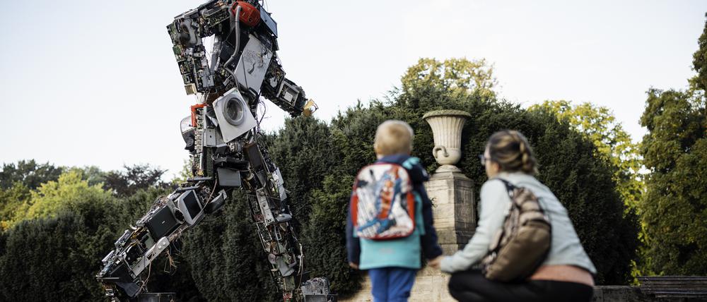 Mit dem Wertgarantie-Komplettschutz gewinnt erstmals ein Versicherungsprodukt den Deutschen Nachhaltigkeitspreis Produkte. Seit Jahren sensibilisiert Wertgarantie darüber hinaus unter dem Motto "Reparieren statt Wegwerfen" u. a. mit dem Wertgiganten für die Elektroschrott-Problematik. // Weiterer Text über ots und www.presseportal.de/nr/127001 / Die Verwendung dieses Bildes für redaktionelle Zwecke ist unter Beachtung aller mitgeteilten Nutzungsbedingungen zulässig und dann auch honorarfrei. Veröffentlichung ausschließlich mit Bildrechte-Hinweis.