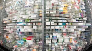 Medikamente liegen in den Regalen eines Kommissionierautomaten einer Apotheke. Viele Produkte und Vorprodukte kommen aus Fernost.