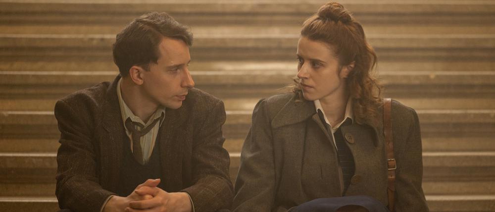 Was machen wir eigentlich hier? Die Zeitzeugin Seweryna Szmaglewska (Katharina Stark) und der Korrespondent Ernst Michel (Jonathan Berlin), beide sind sie Holocaust-Überlebende, sitzen voller Zweifel auf den Treppen des Nürnberger Justizpalastes.