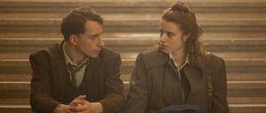 Was machen wir eigentlich hier? Die Zeitzeugin Seweryna Szmaglewska (Katharina Stark) und der Korrespondent Ernst Michel (Jonathan Berlin), beide sind sie Holocaust-Überlebende, sitzen voller Zweifel auf den Treppen des Nürnberger Justizpalastes.