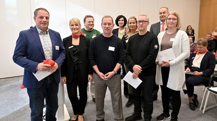 Vereinsvertreter bei der Spendenübergabe der MBS in Potsdam zusammen mit Noosha Aubel.