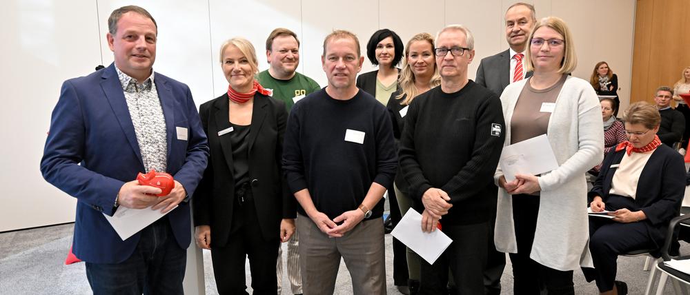 Vereinsvertreter bei der Spendenübergabe der MBS in Potsdam zusammen mit Noosha Aubel.