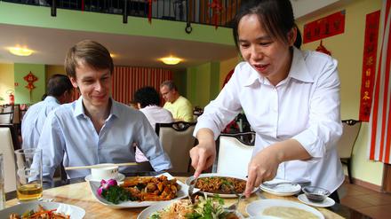 Matthias Meyer, Kenner der chinesischen Restaurant-Szene in Berlin; fotografiert mit köstlichen Speisen im chinesischen Restaurant "Da Jia Le", Goebenstr. 23 in Berlin-Schöneberg und die Inhaberin des Lokals Weili Wu Foto: Thilo Rückeis