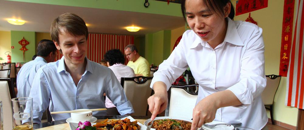 Matthias Meyer, Kenner der chinesischen Restaurant-Szene in Berlin; fotografiert mit köstlichen Speisen im chinesischen Restaurant "Da Jia Le", Goebenstr. 23 in Berlin-Schöneberg und die Inhaberin des Lokals Weili Wu Foto: Thilo Rückeis