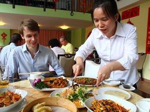 Matthias Meyer, Kenner der chinesischen Restaurant-Szene in Berlin; fotografiert mit köstlichen Speisen im chinesischen Restaurant "Da Jia Le", Goebenstr. 23 in Berlin-Schöneberg und die Inhaberin des Lokals Weili Wu Foto: Thilo Rückeis