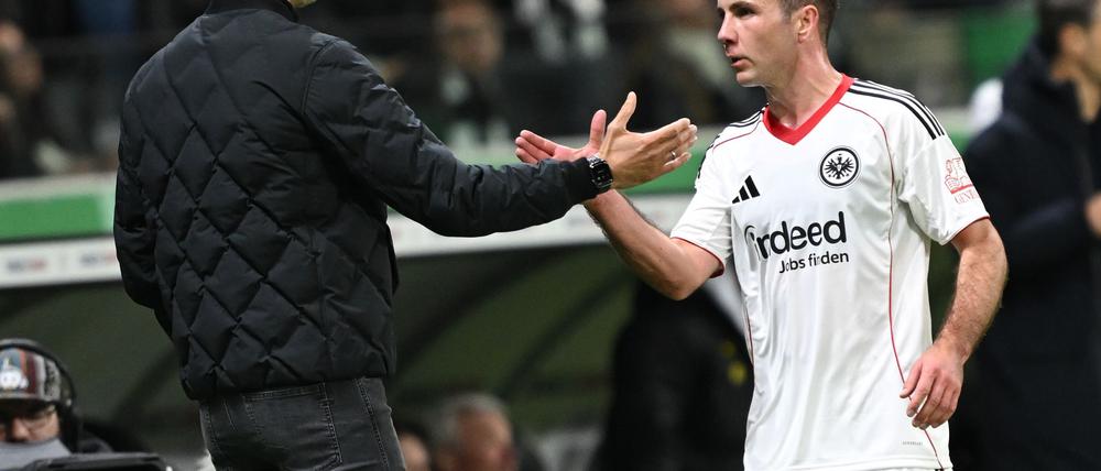 Hat das Haar wieder schön: Fußball-Star Mario Götze (r./Archivfoto)