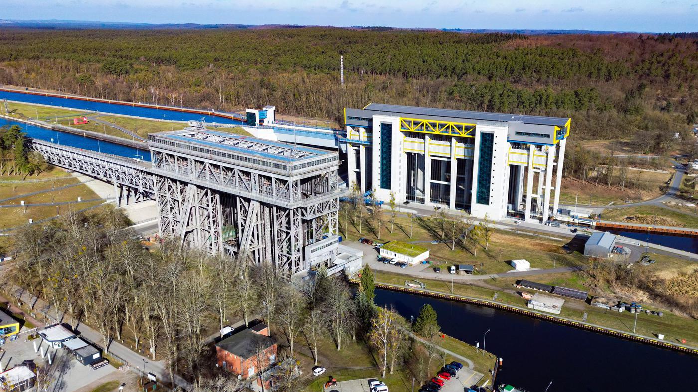 Schiffshebewerke-Niederfinow-100-Meter-Spezialschiff-gleitet-durch-neues-Hebewerk