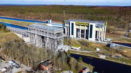 Mit den Schiffshebewerken in Niederfinow überwinden Schiffe auf der Oder-Havel-Wasserstraße einen Höhenunterschied von 36 Metern. (Archivbild)
